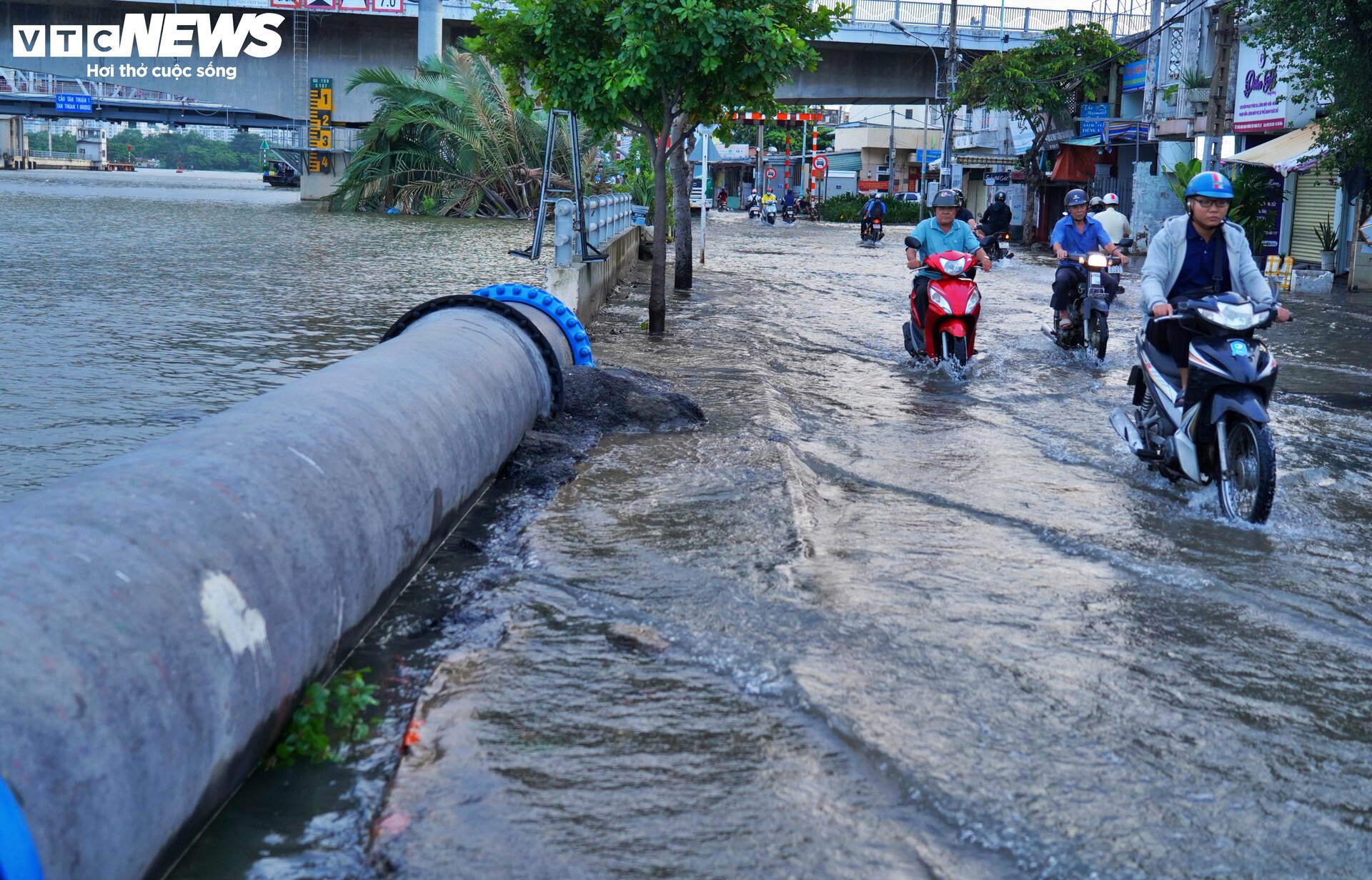 Triều cường từ tờ mờ sáng, người dân TP.HCM vật lộn giữa biển nước-6