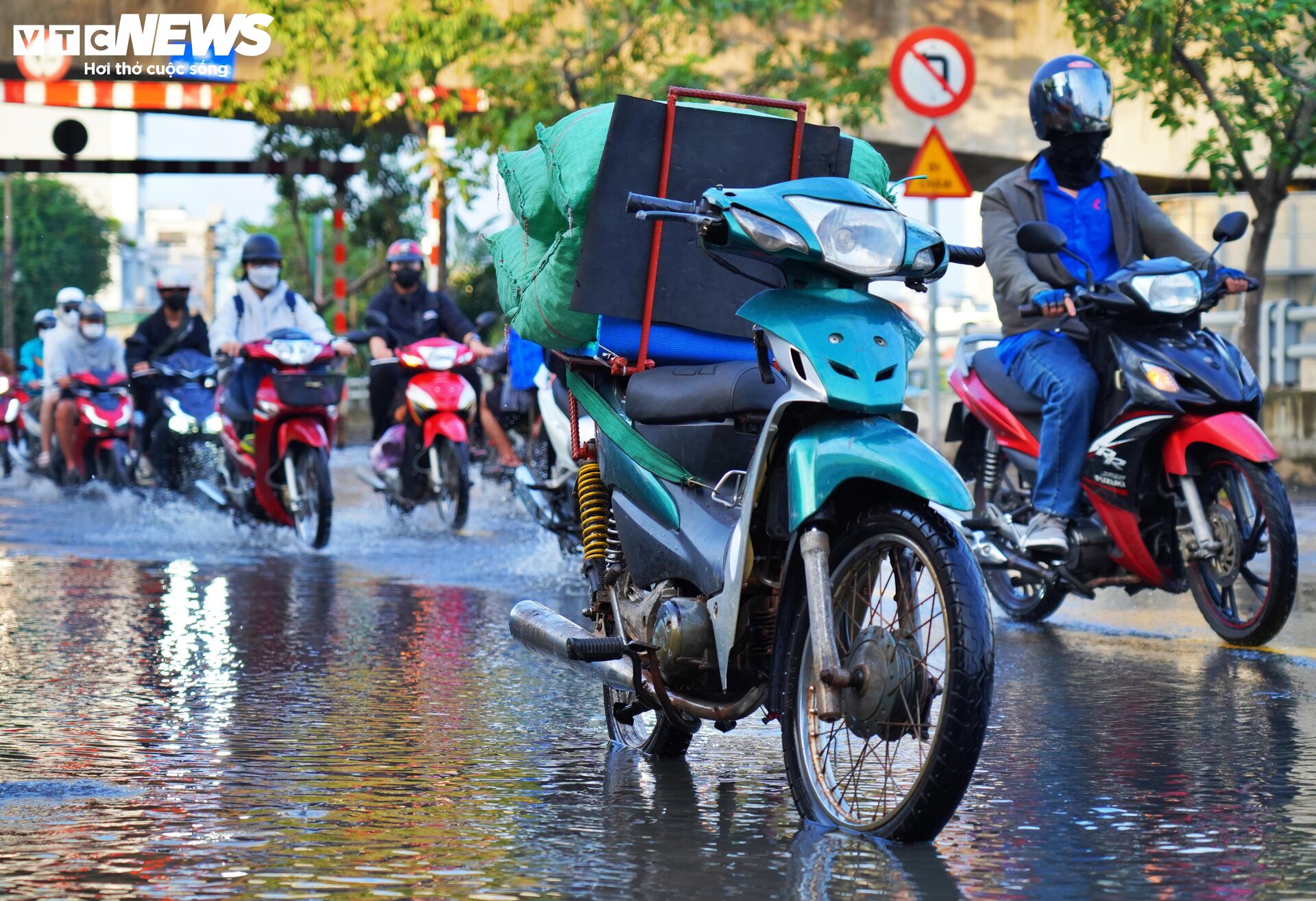 Triều cường từ tờ mờ sáng, người dân TP.HCM vật lộn giữa biển nước-13