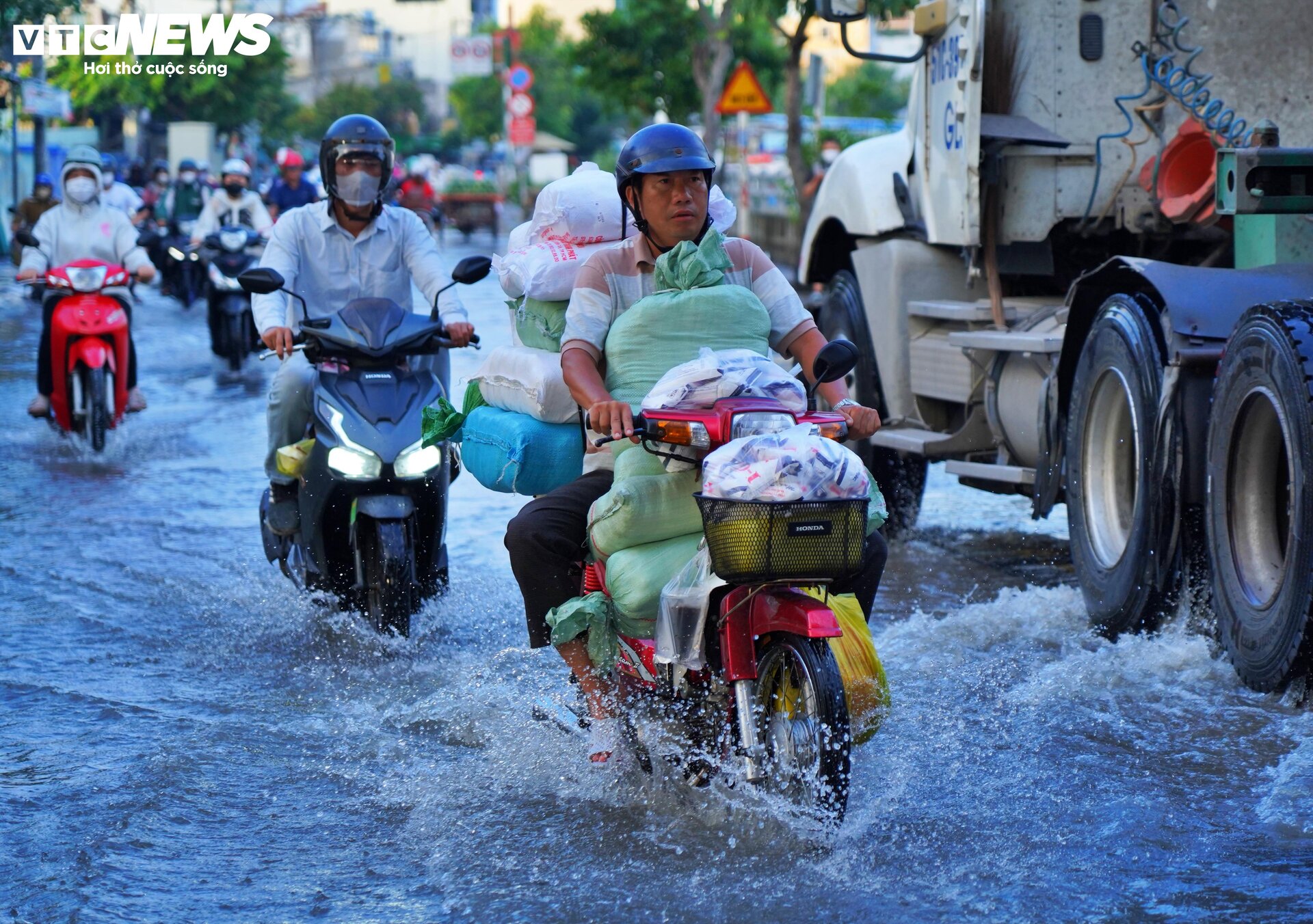 Triều cường từ tờ mờ sáng, người dân TP.HCM vật lộn giữa biển nước-11