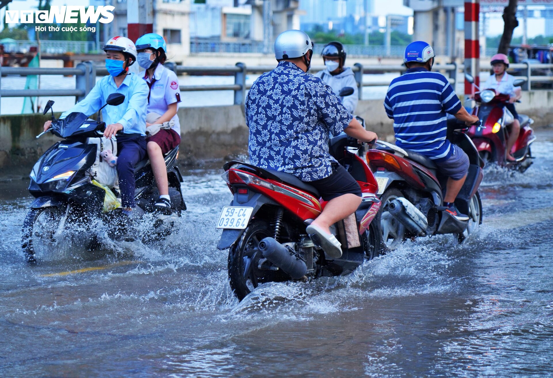 Triều cường từ tờ mờ sáng, người dân TP.HCM vật lộn giữa biển nước-16