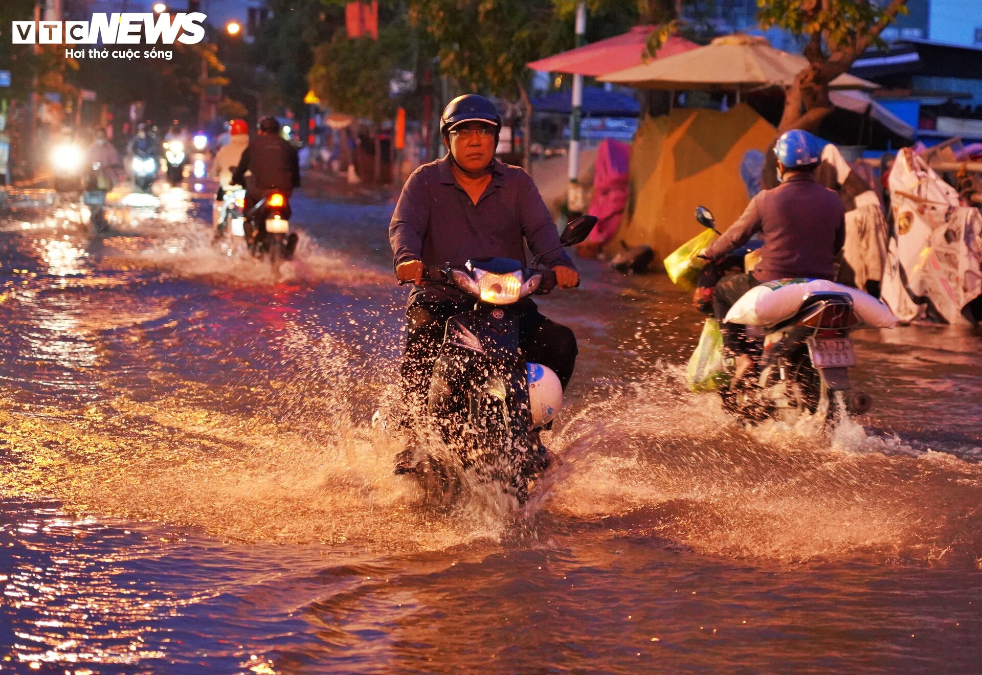 Triều cường từ tờ mờ sáng, người dân TP.HCM vật lộn giữa biển nước-1