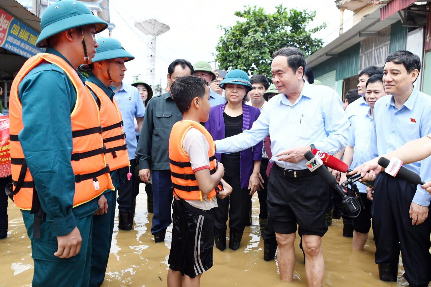 Chưa bao giờ nước mắt lại rơi nhiều đến thế vì người dân bị nạn bão lũ-6