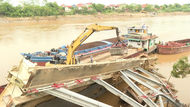 Đẩy nhanh tiến độ trục vớt phương tiện và nhịp cầu Phong Châu bị gãy-2