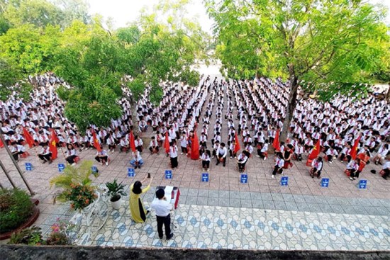 Người đàn ông khắc khổ đội mưa xin giảm học phí và hành động của hiệu trưởng