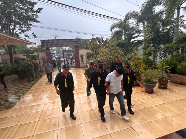 Khoảng 100 cảnh sát khám nhà ông trùm khoáng sản ở Bình Thuận-1