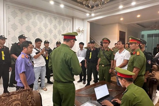 Khoảng 100 cảnh sát khám nhà 'ông trùm' khoáng sản ở Bình Thuận