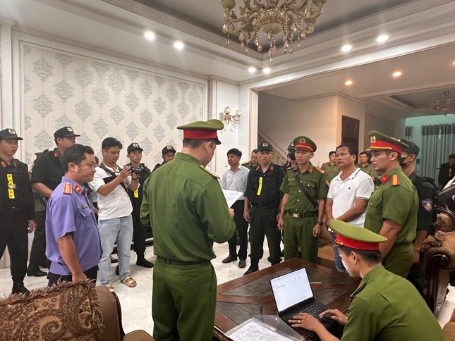 Khoảng 100 cảnh sát khám nhà ông trùm khoáng sản ở Bình Thuận-2