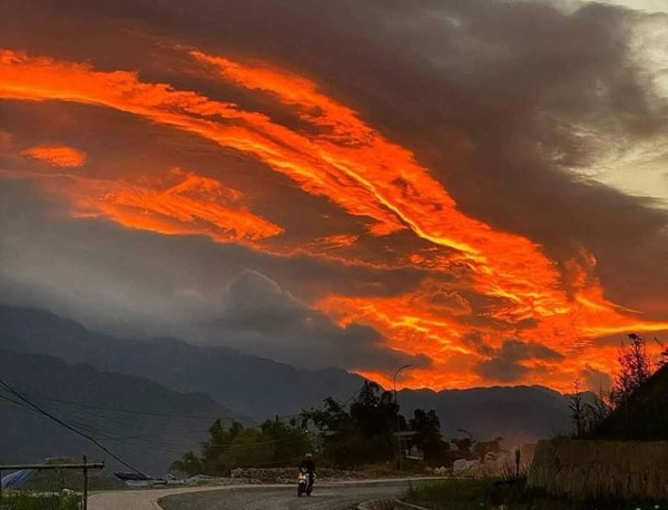 Chuyên gia lý giải về đám mây màu đỏ lạ trên bầu trời Lào Cai-1