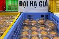 Bánh trung thu giảm giá một nửa, mời chào khách sau rằm