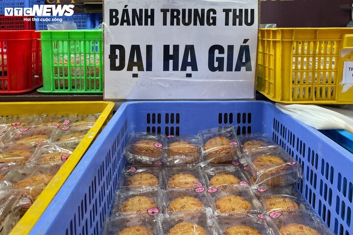 Bánh trung thu giảm giá một nửa, mời chào khách sau rằm-3