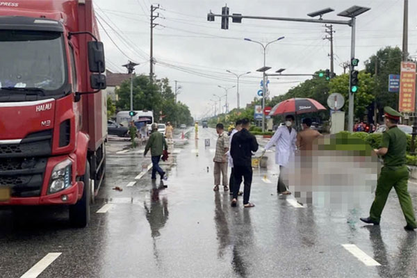 TP.HCM: Ô tô biến dạng sau va chạm xe tải, 2 người tử vong-2