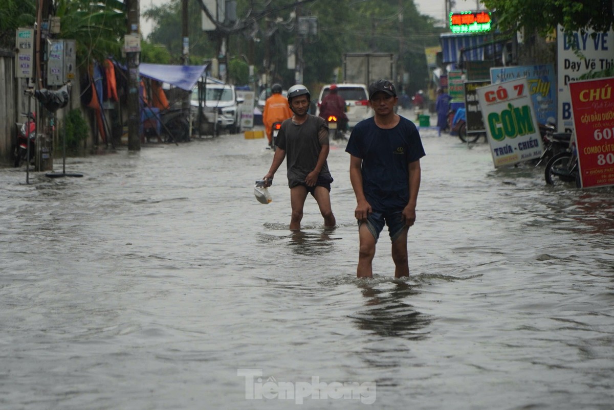 Mưa dai dẳng ở TPHCM khiến đường ngập sâu, xe chết máy hàng loạt-9