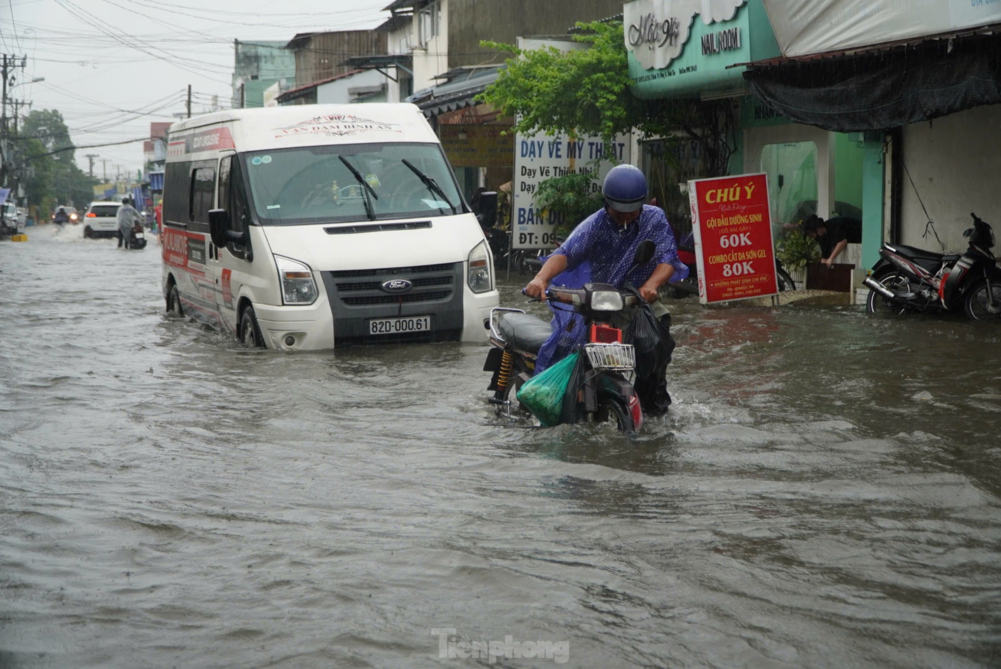Mưa dai dẳng ở TPHCM khiến đường ngập sâu, xe chết máy hàng loạt-7