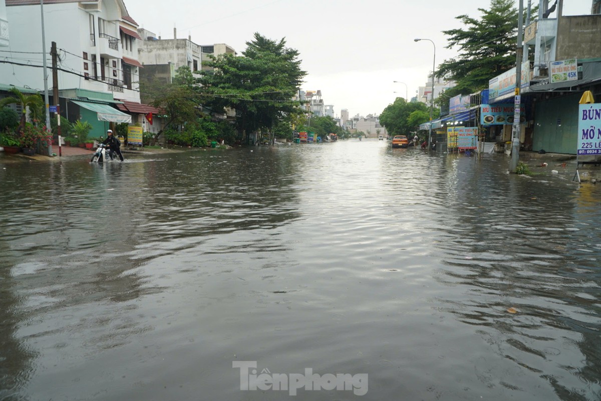 Mưa dai dẳng ở TPHCM khiến đường ngập sâu, xe chết máy hàng loạt-10