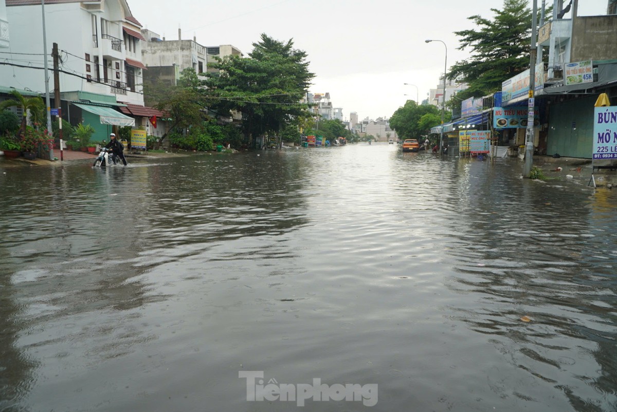 Mưa dai dẳng ở TPHCM khiến đường ngập sâu, xe chết máy hàng loạt-10