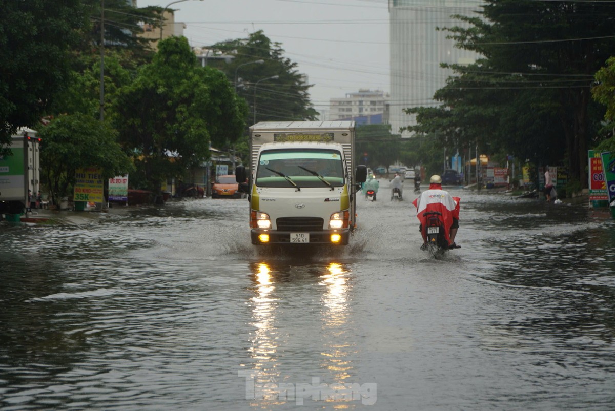 Mưa dai dẳng ở TPHCM khiến đường ngập sâu, xe chết máy hàng loạt-12