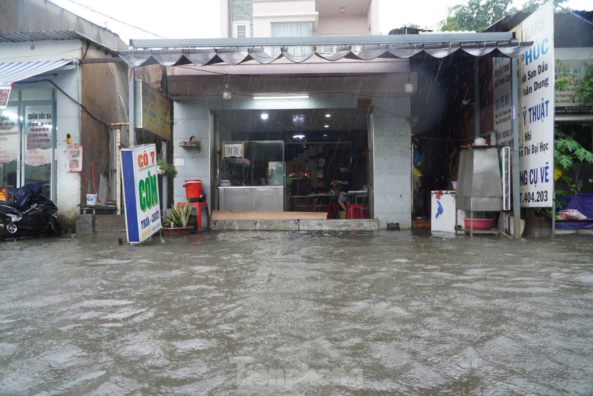 Mưa dai dẳng ở TPHCM khiến đường ngập sâu, xe chết máy hàng loạt-4