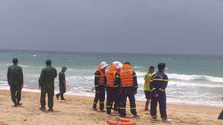 Đứng chụp ảnh trên mỏm đá, du khách rơi xuống biển mất tích-2