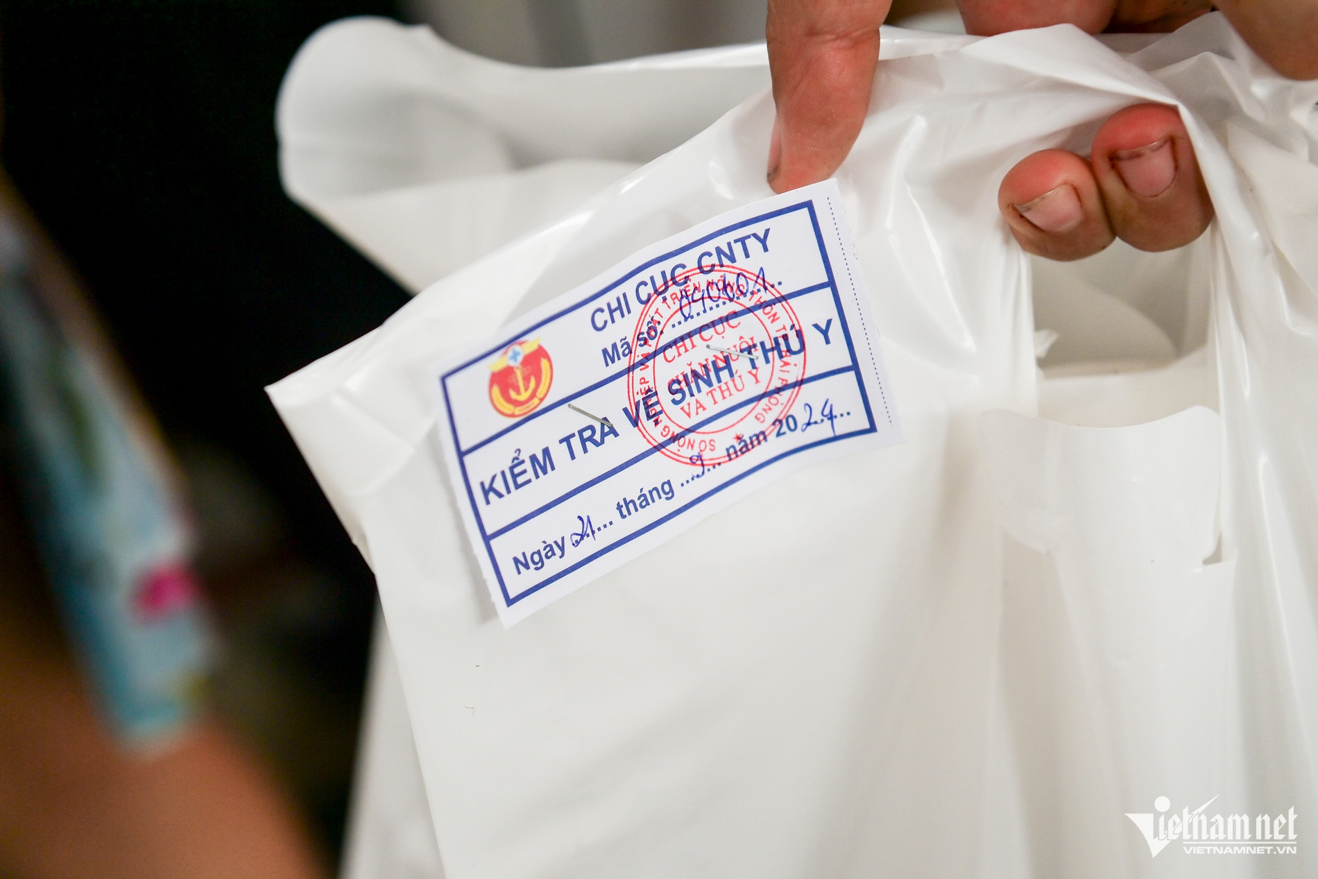 Thịt trâu chọi Đồ Sơn rẻ hơn mọi năm, khách chen chân mua lấy may-3