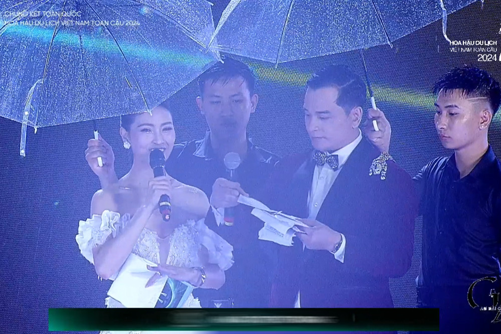Võ Cao Kỳ Duyên đăng quang Hoa hậu Du lịch VN Toàn cầu dưới trời mưa tầm tã-1