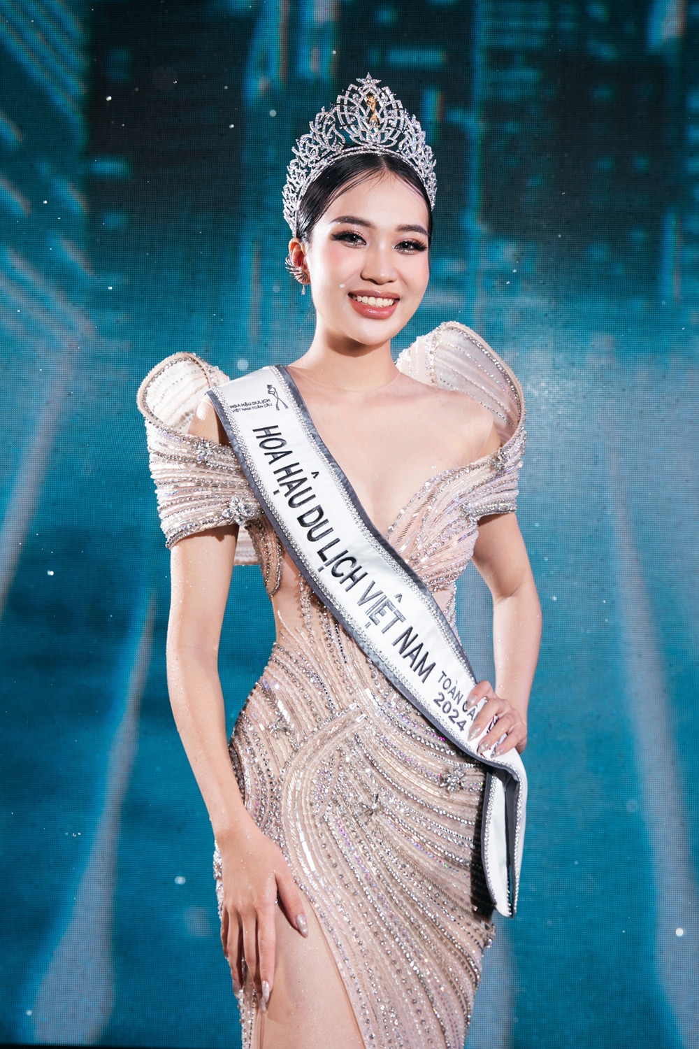 Võ Cao Kỳ Duyên đăng quang Hoa hậu Du lịch VN Toàn cầu dưới trời mưa tầm tã-4