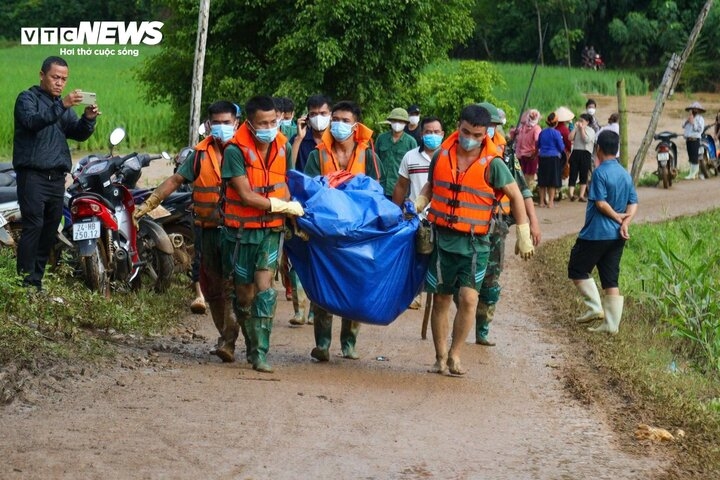 Sạt lở kinh hoàng ở Làng Nủ: Tìm thấy thi thể bé trai 1 tuổi-1