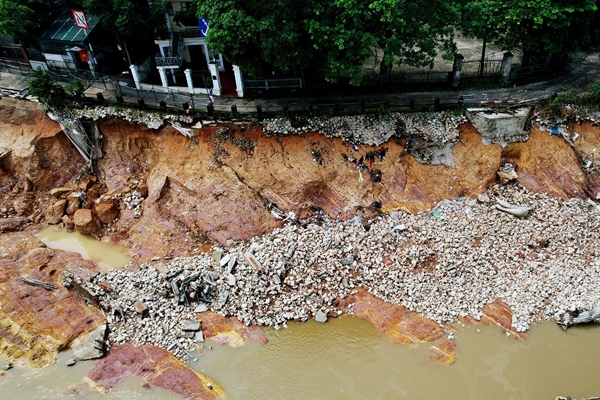 Sạt lở uy hiếp đê tả sông Lô, Vĩnh Phúc công bố tình huống khẩn cấp-3