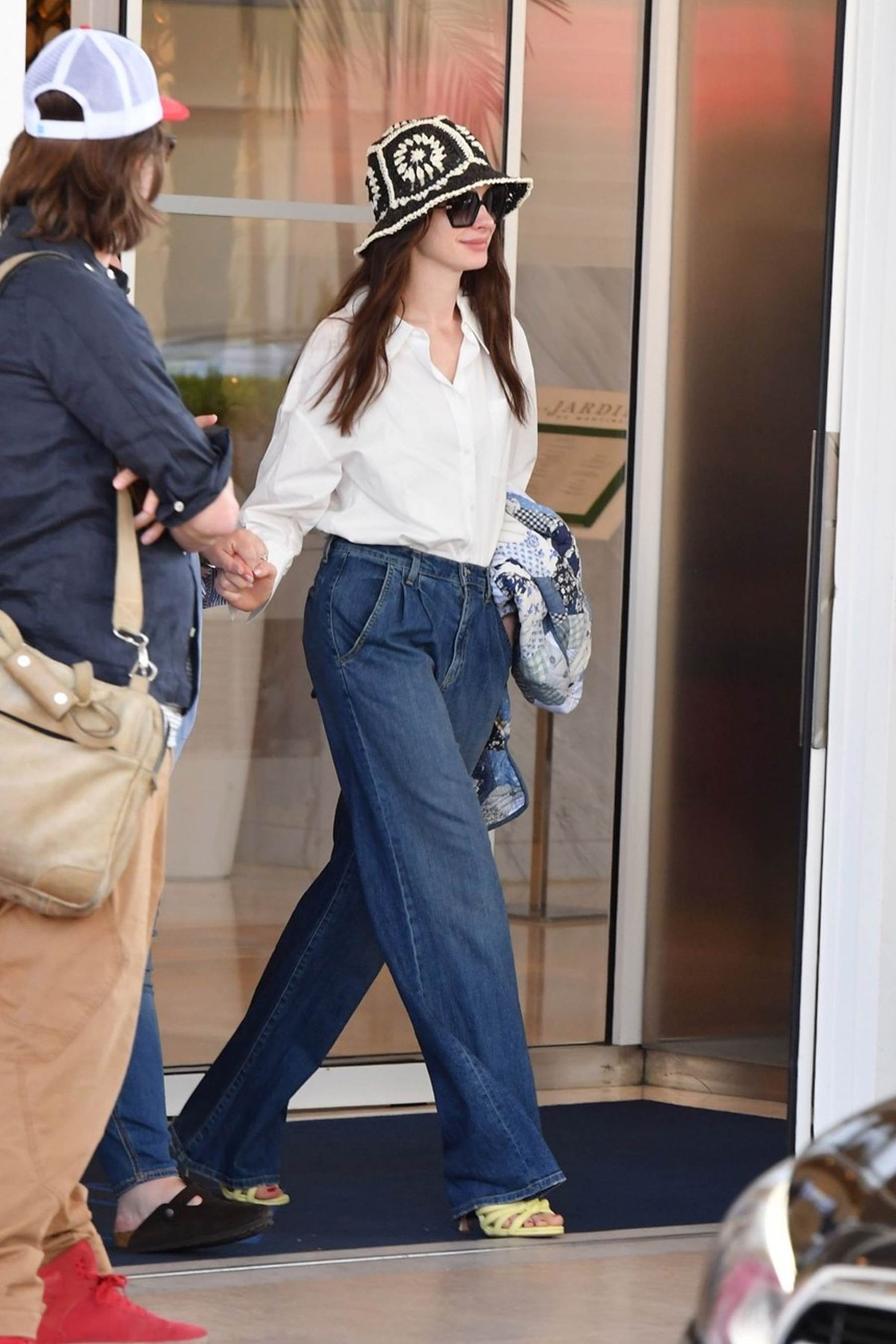 10 cách mặc quần jeans đẹp từ thu sang đông của Anne Hathaway-1