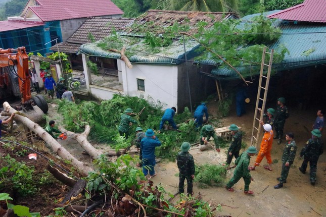 Nhà đổ sập, nước ngập sâu, huyện Mường Lát bị chia cắt-8