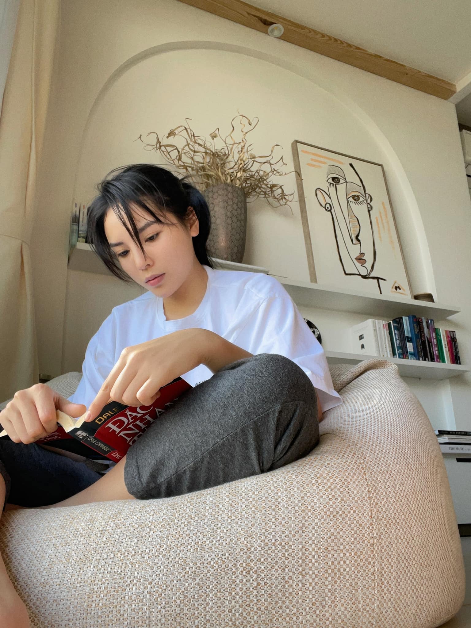 Kỳ Duyên chưa từng đọc hết một cuốn sách? Góc nhỏ trong cơ ngơi dát đầy hàng hiệu phơi bày sự thật-11