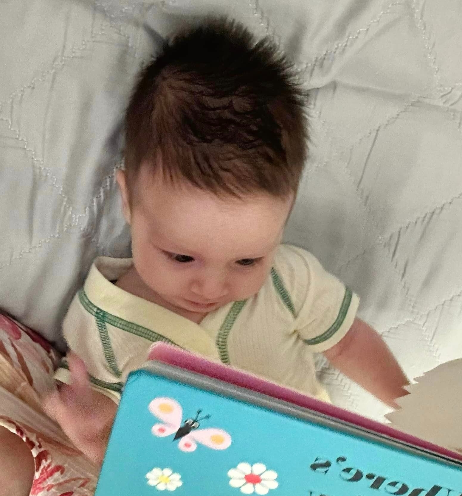 Con gái lai Tây của diễn viên Lan Phương mê sách từ bé, 3 tuổi đã biết đọc-6