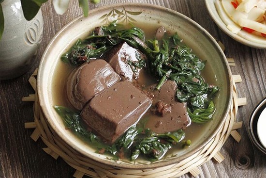 Tiết lợn luộc ngon, bổ nhưng đại kỵ với nhóm người này