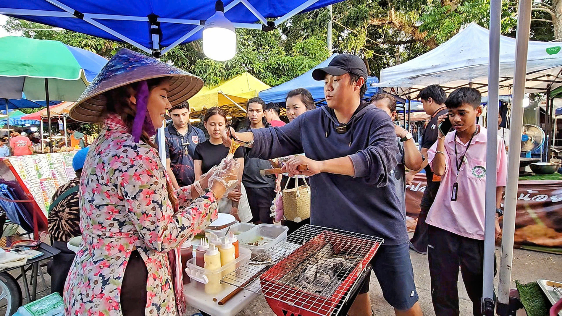 Chàng rể Việt bán bánh tráng nướng ở Thái Lan, kiếm vài triệu/ngày nhẹ tênh-1