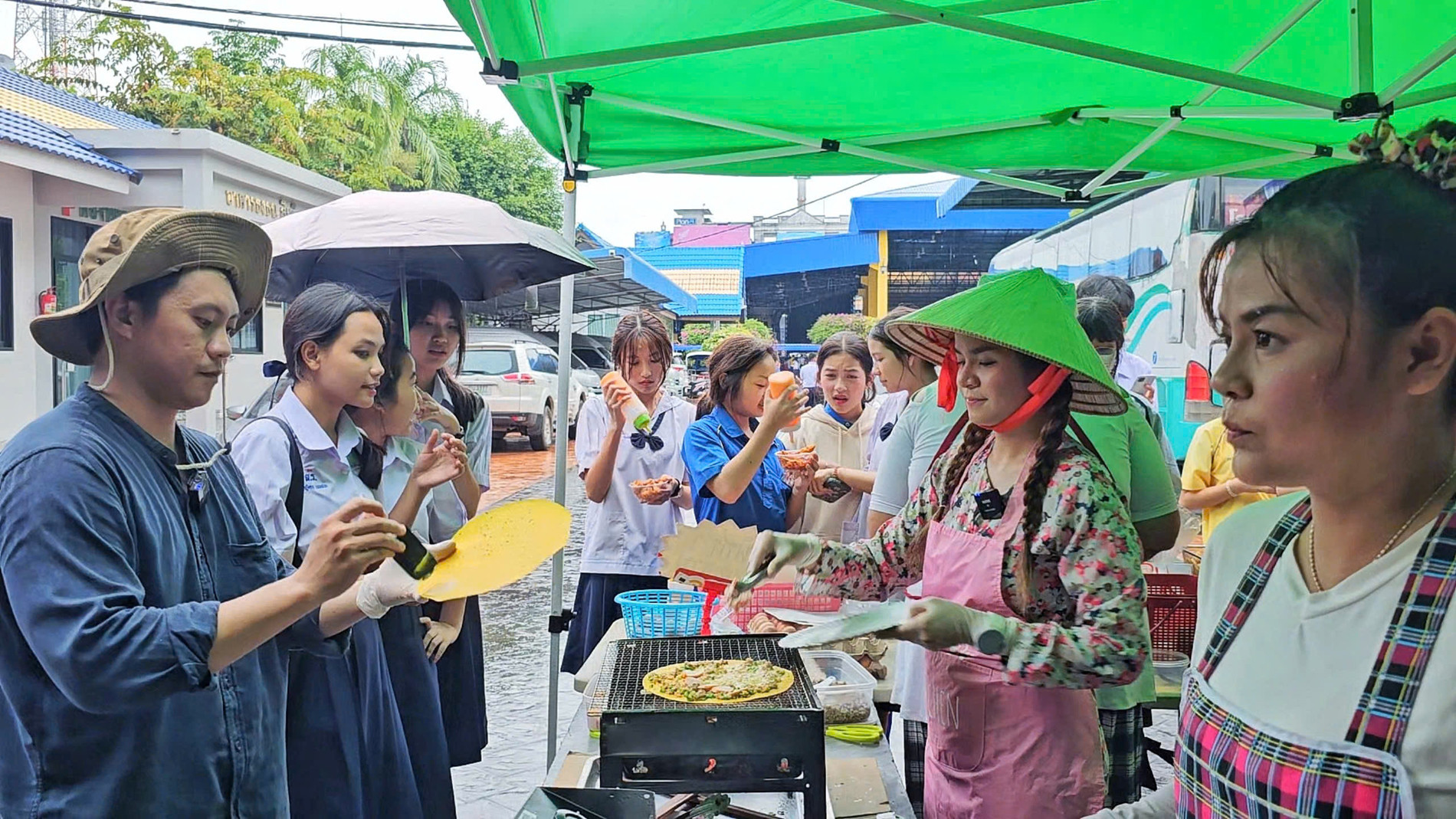 Chàng rể Việt bán bánh tráng nướng ở Thái Lan, kiếm vài triệu/ngày nhẹ tênh-4