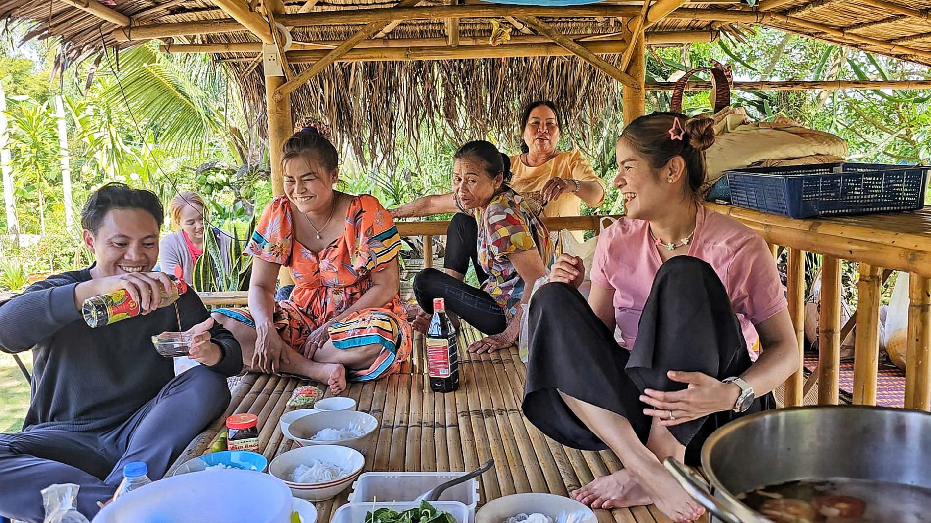 Chàng rể Việt bán bánh tráng nướng ở Thái Lan, kiếm vài triệu/ngày nhẹ tênh-8