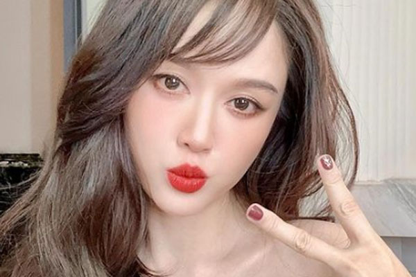 Người phụ nữ cầm dao khi làm mẫu khỏa thân để thỏa đam mê-5