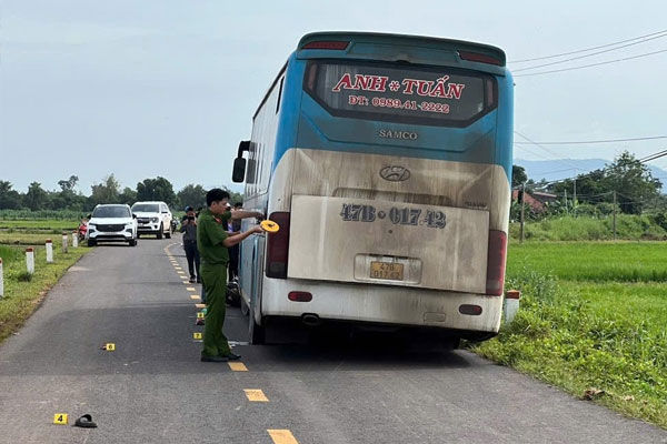 Vụ tai nạn 2 vợ chồng ở Đắk Lắk tử vong: Tài xế xe khách chạy lấn làn-1