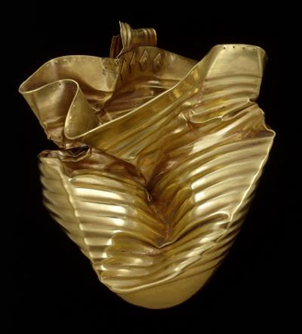 Đang đào đất, người đàn ông tìm thấy kho báu trị giá 17 tỷ đồng-1