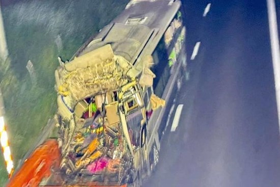 Xe khách tông xe container trên cao tốc Vĩnh Hảo - Phan Thiết, 1 người chết, 12 người bị thương