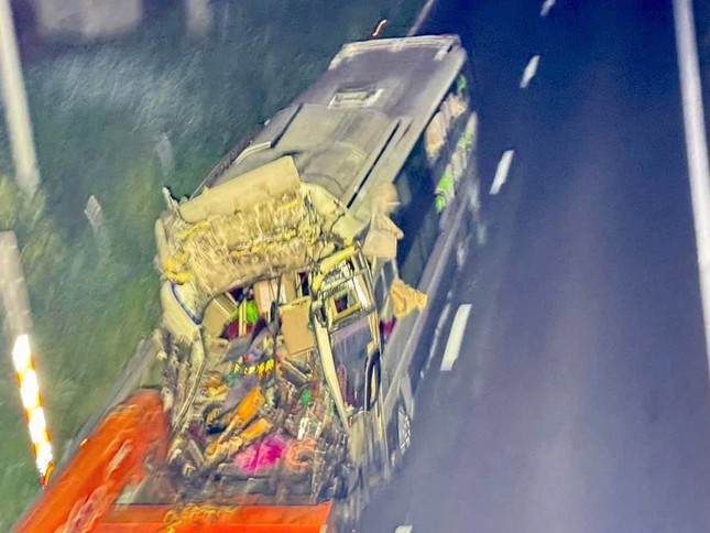 Xe khách tông xe container trên cao tốc Vĩnh Hảo - Phan Thiết, 1 người chết, 12 người bị thương-1