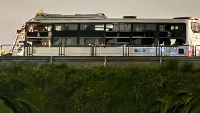 Xe khách tông xe container trên cao tốc Vĩnh Hảo - Phan Thiết, 1 người chết, 12 người bị thương-2