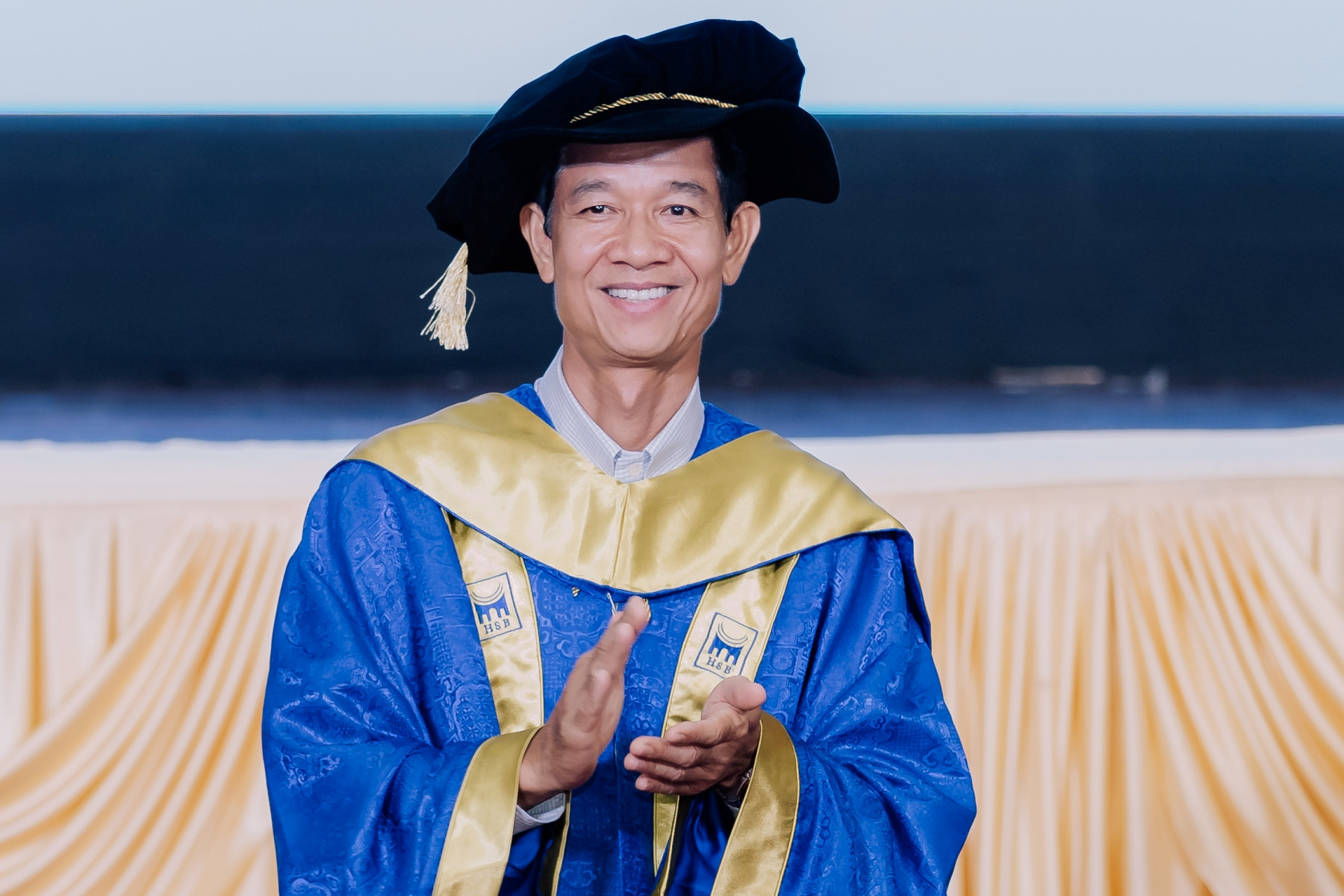 Cả trường chỉ 1 sinh viên tốt nghiệp xuất sắc, hiệu trưởng lý giải nguyên nhân-1