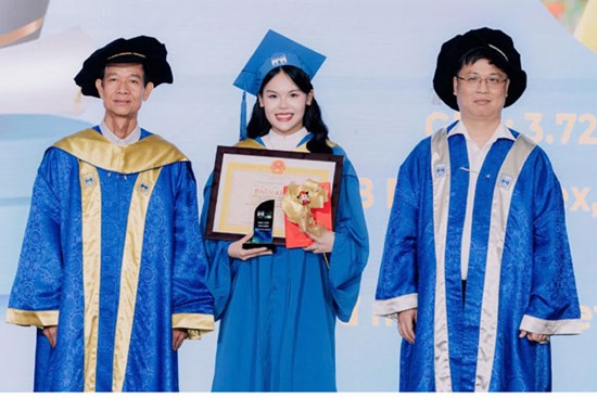 Cả trường chỉ 1 sinh viên tốt nghiệp xuất sắc, hiệu trưởng lý giải nguyên nhân