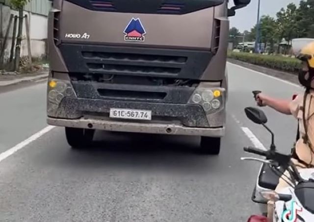 CSGT truy đuổi xe vi phạm, rút súng cảnh cáo như phim-1
