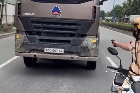 CSGT truy đuổi xe vi phạm, rút súng cảnh cáo như phim