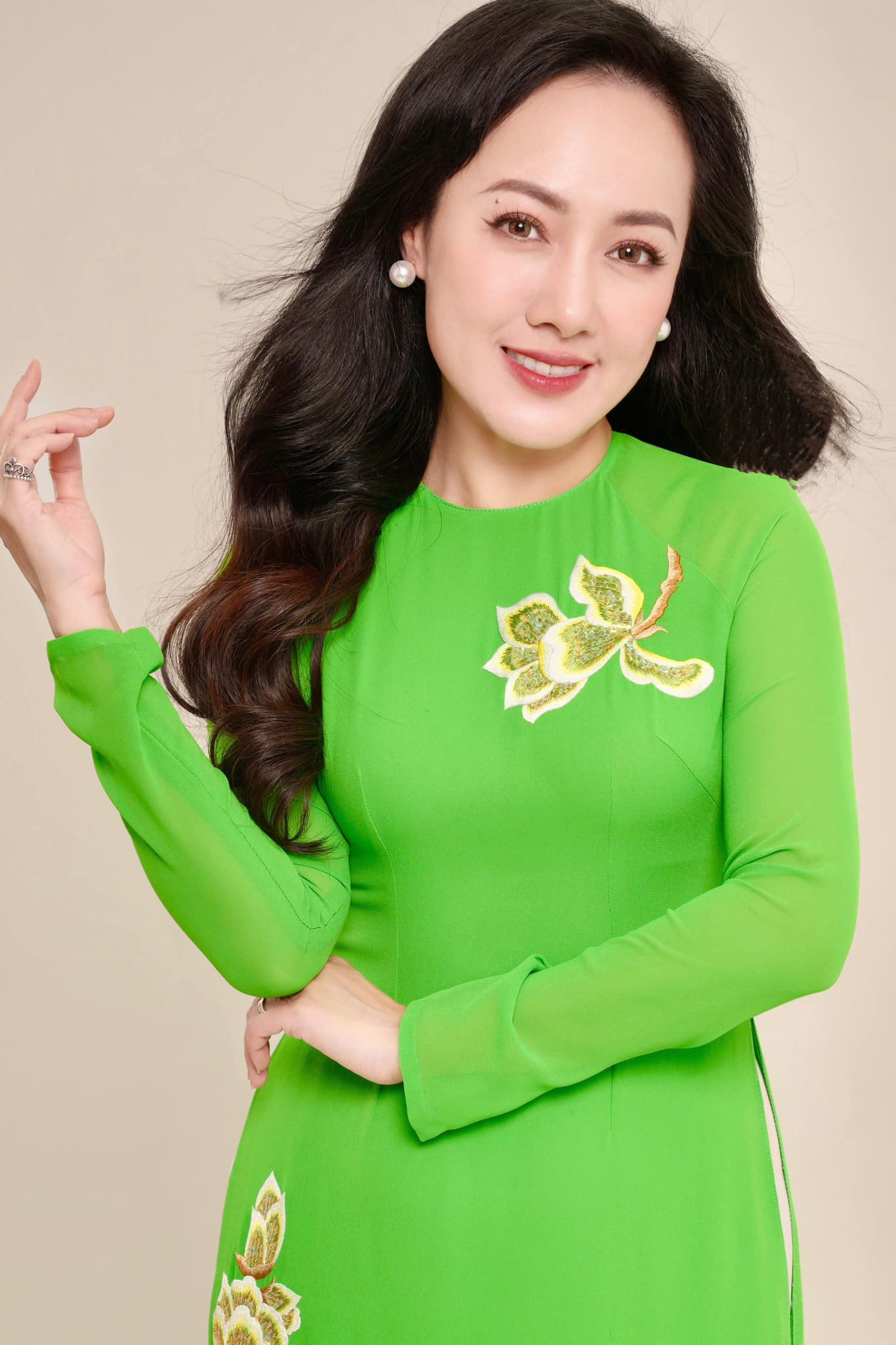 MC Hoài Anh VTV bất ngờ với món quà độc, lạ từ khán giả-2