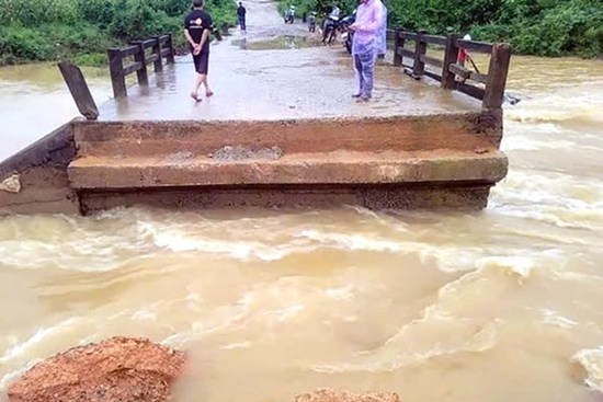 Sập cầu Bến Nhạ ở Thanh Hóa, di dời khẩn cấp 273 hộ dân
