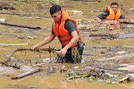 Bộ đội phơi nắng dầm mưa, lội bùn suốt 2 tuần tìm kiếm thi thể nạn nhân Làng Nủ