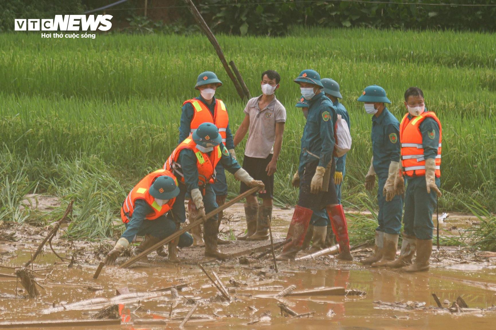 Bộ đội phơi nắng dầm mưa, lội bùn suốt 2 tuần tìm kiếm thi thể nạn nhân Làng Nủ-3