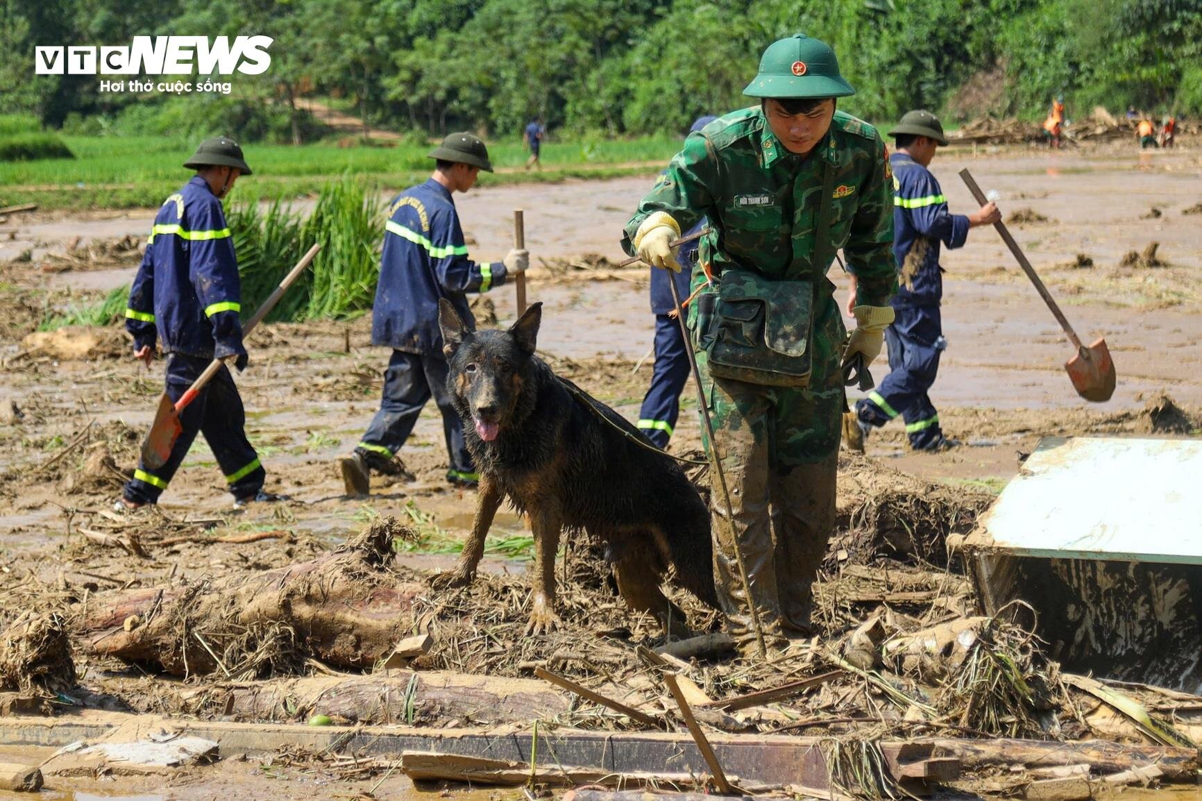 Bộ đội phơi nắng dầm mưa, lội bùn suốt 2 tuần tìm kiếm thi thể nạn nhân Làng Nủ-13